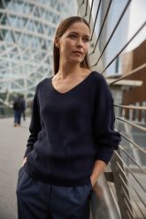 Sweter o prostym fasonie granatowy. Niebieskie swetry nierozpinane damskie MOODO, m, bez wzorów, z poliamidu, bez kołnierzyka, bez ramiączek. Za 119.99 zł.