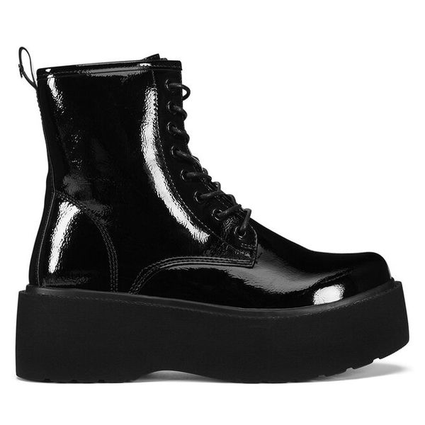 Trzewiki DeeZee. Czarne botki damskie DeeZee, bez wzorów, bez obcasa, na płaskiej podeszwie, bez zapięcia. Za 199.99 zł.