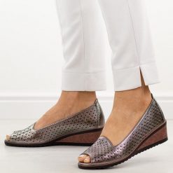 Pewter czółenka damskie z odkrytym palcem Potocki 12402. Szare czółenka damskie POTOCKI, na lato, bez wzorów, ze skóry, eleganckie, z otwartym noskiem, bez obcasa, na koturnie, bez zapięcia. Za 159.00 zł.