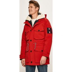 Tommy Hilfiger - Parka. Czerwone parki męskie Tommy Hilfiger, l, bez wzorów, z poliesteru, bez kołnierzyka, z kapturem. Za 2,099.00 zł.