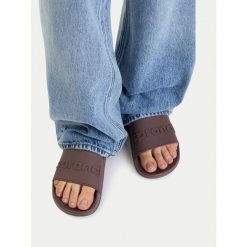 Klapki Sprandi. Brązowe klapki damskie Sprandi, bez wzorów, bez obcasa, bez zapięcia. Za 49.99 zł.