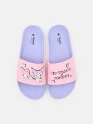 Klapki z aplikacjami 3D Hello Kitty - fioletowy. Fioletowe klapki damskie Sinsay, z aplikacjami, bez obcasa, bez zapięcia. Za 35.99 zł.