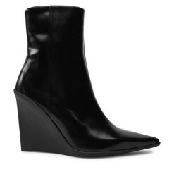 Botki Calvin Klein. Czarne botki damskie Calvin Klein, bez wzorów, bez obcasa, na koturnie, bez zapięcia. Za 1,079.00 zł.