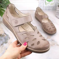 Skórzane komfortowe półbuty damskie ażurowe na rzep beżowe Helios 4043.02. Brązowe półbuty damskie Helios, w ażurowe wzory, ze skóry, bez obcasa, bez zapięcia. Za 319.99 zł.