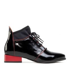 Trzewiki Maciejka. Czarne botki damskie Maciejka, bez wzorów, bez obcasa, na płaskiej podeszwie, bez zapięcia. Za 289.99 zł.