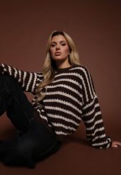 Ciemnobrązowy Oversizowy Sweter w Paski z Dzianiny z Wełną i Wiskozą Aventole. Brązowe swetry nierozpinane damskie Renee, z aplikacjami, z dzianiny, casualowe, bez kołnierzyka, bez ramiączek. Za 134.99 zł.