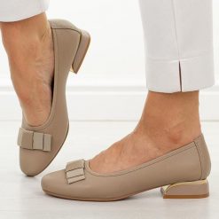 Beżowe skórzane czółenka damskie na obcasie M.Daszyński Ol37-2. Brązowe czółenka damskie M.Daszyński, na jesień, z aplikacjami, z jeansu, biznesowe, z okrągłym noskiem, bez obcasa, na obcasie, bez zapięcia. W wyprzedaży za 197.10 zł.