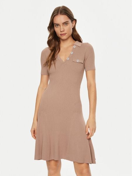 Guess Sukienka dzianinowa W5RK18 Z2U00 Beżowy Regular Fit. Brązowe sukienki damskie Guess, m, z aplikacjami, z dzianiny, bez kołnierzyka, bez ramiączek. Za 279.99 zł.