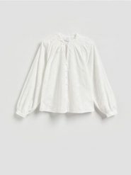 Koszula z ażurowym wzorem - biały. Białe koszule damskie Reserved, l, w ażurowe wzory, z bawełny, bez kołnierzyka, bez ramiączek. Za 119.99 zł.