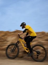 4F Spodnie dresowe męskie - czarne L. Czarne spodnie materiałowe męskie 4F, bez wzorów, z dresówki. Za 159.99 zł.