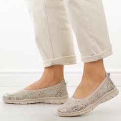 Beżowe ażurowe skórzane baleriny damskie S.Barski 5973. Brązowe balerinki damskie S.BARSKI, na jesień, w ażurowe wzory, z jeansu, eleganckie, bez obcasa, na płaskiej podeszwie, bez zapięcia. Za 179.00 zł.