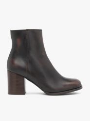 Brązowe botki ze skóry licowej. Brązowe botki damskie Ryłko, bez wzorów, ze skóry, eleganckie, przed kolano, bez obcasa, na obcasie, bez zapięcia. Za 529.99 zł.