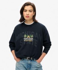 Superdry Bluza damska Travel Souvenir Loose Crew 100% bawełna – ECLIPSE NAVY. Niebieskie bluzy damskie Superdry, uniwersalny, bez wzorów, z bawełny, bez ramiączek, bez kaptura. Za 259.90 zł.