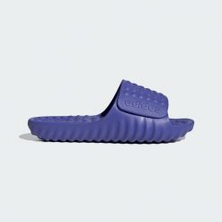 Klapki Adissage 360rec. Fioletowe klapki damskie Adidas, bez wzorów, z materiału, bez zapięcia. Za 149.00 zł.