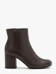 Czekoladowe botki na słupku. Brązowe botki damskie Ryłko, bez wzorów, ze skóry, eleganckie, za kostkę, bez obcasa, na obcasie, bez zapięcia. Za 479.99 zł.