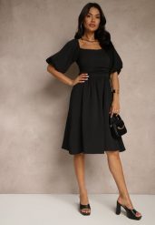 Czarna Rozkloszowana Sukienka z Bufiastymi Rękawami i Kwadratowym Dekoltem Mariwena. Czarne sukienki damskie Renee, na co dzień, l, bez wzorów, z jeansu, eleganckie, bez kołnierzyka, bez ramiączek, midi, rozkloszowane. Za 109.99 zł.