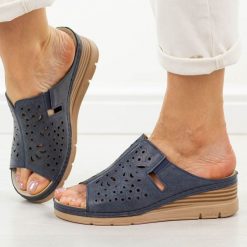 Granatowe klapki damskie na koturnie Vinceza 85214. Niebieskie klapki damskie VINCEZA, na lato, bez wzorów, z jeansu, casualowe, bez obcasa, na koturnie, bez zapięcia. Za 139.00 zł.