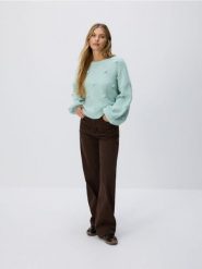 Sweter z ozdobnymi aplikacjami - jasnoturkusowy. Niebieskie swetry nierozpinane damskie Reserved, l, z aplikacjami, z dzianiny, bez kołnierzyka, bez ramiączek. Za 139.99 zł.