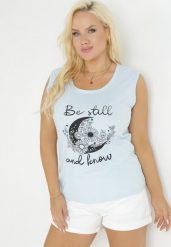 Jasnoniebieski Tank Top z Nadrukiem i Okrągłym Dekoltem Irinka. Niebieskie topy damskie Born2be, xl, bez wzorów, bez kołnierzyka, bez ramiączek. Za 34.99 zł.