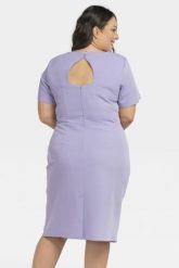 Sukienka ołówkowa elegancka z ozdobnym wycięciem na plecach POCA lila. Sukienki damskie KARKO, do pracy, plus size, bez wzorów, z elastanu, biznesowe, bez kołnierzyka, plus size, bez ramiączek, midi, kopertowe. Za 159.50 zł.