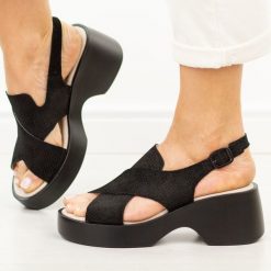 Czarne skórzane sandały damskie na platformie S.Barski 7005. Czarne sandały damskie S.BARSKI, bez wzorów, z jeansu, bez obcasa, na platformie, bez zapięcia. Za 249.00 zł.