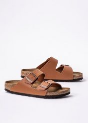Birkenstock Arizona BF Klapki damskie brązowe. Brązowe klapki damskie Birkenstock, na lato, bez wzorów, z materiału, klasyczne, bez obcasa, bez zapięcia. Za 299.99 zł.