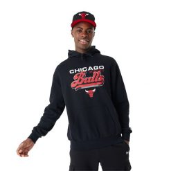 Bluza męska New Era NBA Graphic OS Hoody Chicago Bulls. Czarne bluzy męskie New Era, l, bez wzorów, casualowe, bez ramiączek, bez kaptura. Za 239.99 zł.