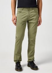 MESKIE SPODNIE WRANGLER GREENSBORO DUSTY OLIVE 112362347. Zielone spodnie materiałowe męskie Wrangler, bez wzorów, z materiału. Za 219.99 zł.