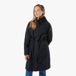Płaszcz wiatroszczelny kobieca Swedemount Öckerö Shell Coat. Niebieskie płaszcze damskie SWEDEMOUNT, xl, bez wzorów, z materiału, bez kołnierzyka, z kapturem. Za 699.99 zł.