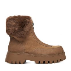 Botki DeeZee. Brązowe botki damskie DeeZee, bez wzorów, bez obcasa, na płaskiej podeszwie, bez zapięcia. Za 219.99 zł.