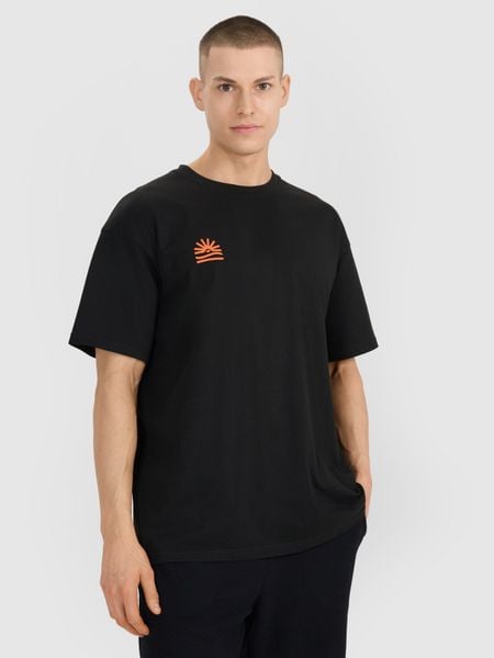 4F T-shirt oversize z nadrukiem męski - czarny XL. Czarne t-shirty męskie 4F, m, bez wzorów, z bawełny, bez kołnierzyka, bez ramiączek. W wyprzedaży za 49.99 zł.