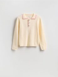 Sweter z ozdobnym kołnierzem - kremowy. Białe swetry nierozpinane damskie Reserved, l, bez wzorów, z dzianiny, bez kołnierzyka, bez ramiączek. Za 139.99 zł.