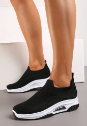 Czarne Casualowe Buty Sportowe na Grubszej Podeszwie Ozdobione Perforacją Fiovena. Czarne obuwie sportowe damskie Renee, bez wzorów, z jeansu, bez zapięcia. Za 39.99 zł.