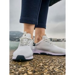Buty sportowe damskie TBS Confort. Białe obuwie sportowe damskie TBS, bez wzorów, bez zapięcia. Za 513.00 zł.
