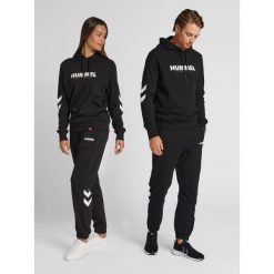 Jogging Hummel Legacy. Czarne szorty damskie Hummel, bez wzorów, z materiału, sportowe. Za 144.50 zł.
