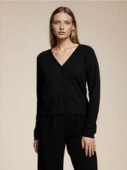 Sweter z domieszką wełny i wiskozy - czarny. Czarne swetry nierozpinane damskie Sinsay, l, bez wzorów, z wełny, bez kołnierzyka, bez ramiączek. Za 39.99 zł.