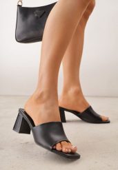 Czarne Minimalistyczne Klapki na Słupku z Odkrytym Kwadratowym Noskiem Monaera. Czarne klapki damskie Born2be, bez wzorów, eleganckie, bez obcasa, na obcasie, bez zapięcia. Za 89.99 zł.