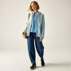 Damska wodoodporna kurtka z kapturem Bayletta. Niebieskie kurtki sportowe damskie Regatta, bez wzorów, z poliesteru, bez ramiączek, z kapturem, trekkingowe. Za 229.99 zł.