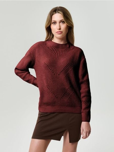 Ażurowy sweter - bordowy. Czerwone swetry nierozpinane damskie Sinsay, l, w ażurowe wzory, bez kołnierzyka, bez ramiączek. Za 49.99 zł.