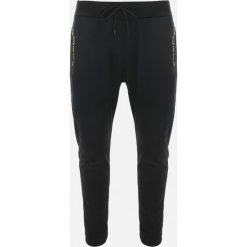 Czarne Spodnie Dresowe Thelloreia. Czarne spodnie sportowe męskie Born2be, m, bez wzorów, z dresówki. Za 29.99 zł.