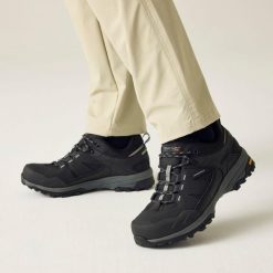 Męskie buty trekkingowe Regen Low Vibram. Czarne trekkingi męskie Regatta, z materiału, przed kostkę, bez zapięcia. Za 324.99 zł.