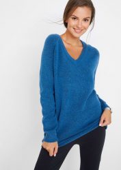 Sweter dzianinowy z dekoltem w serek Oversized Fit. Niebieskie swetry nierozpinane damskie bonprix, bez wzorów, z dzianiny, bez kołnierzyka, bez ramiączek. Za 84.99 zł.