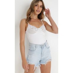 Biały Top Bawełniany Omphala. Białe topy damskie Born2be, l, bez wzorów, z bawełny, bez kołnierzyka, bez ramiączek. Za 19.99 zł.