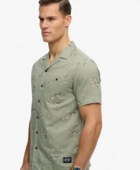 Superdry Krótki rękaw koszula plażowa z nadrukiem Shibori Blossom Sage. Zielone koszule damskie Superdry, na lato, l, bez wzorów, z bawełny, klasyczne, bez kołnierzyka, bez ramiączek. Za 301.95 zł.