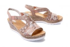 RIEKER 61913-31 rose, sandały damskie. Czerwone sandały damskie Rieker, w ażurowe wzory, bez obcasa, na koturnie, bez zapięcia. Za 239.92 zł.