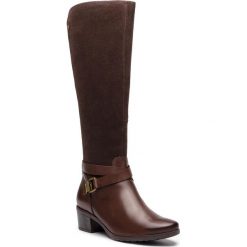 Kozaki CAPRICE - 9-25608-21 DK Brown Comb 329. Brązowe kozaki damskie Caprice, z aplikacjami, z futra, bez obcasa, bez zapięcia. W wyprzedaży za 359.00 zł.