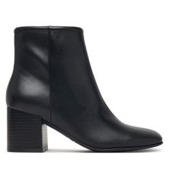 Botki Guess. Czarne botki damskie Guess, z aplikacjami, bez obcasa, na słupku, bez zapięcia. Za 494.99 zł.