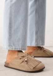 Ciemnobeżowe Płaskie Klapki Mule Zdobione Frędzlami i Kokardką z Koralikami Petlame. Brązowe klapki damskie Born2be, na lato, z aplikacjami, z jeansu, boho, bez obcasa, na płaskiej podeszwie, bez zapięcia. Za 79.99 zł.
