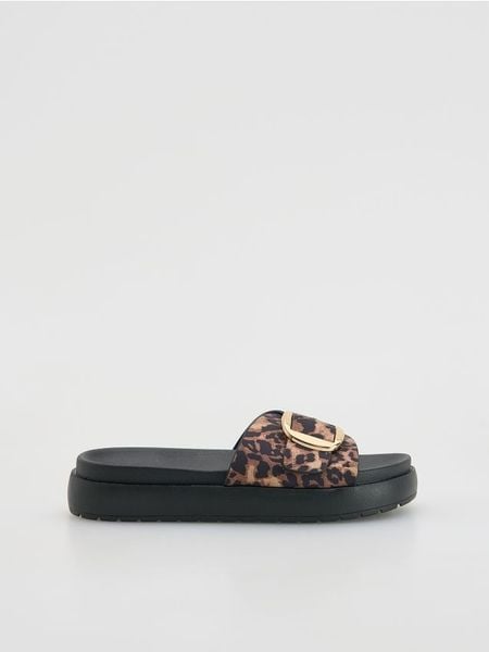 Klapki ze zwierzęcym wzorem - wielobarwny. Klapki damskie Reserved, bez wzorów, ze skóry, bez obcasa, bez zapięcia. W wyprzedaży za 45.99 zł.