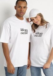 Biała Koszulka T-shirt z Bawełny z Napisami i Nadrukiem na Plecach Danirsa. Białe bluzki damskie Born2be, m, bez wzorów, z bawełny, eleganckie, bez kołnierzyka, bez ramiączek. Za 44.99 zł.
